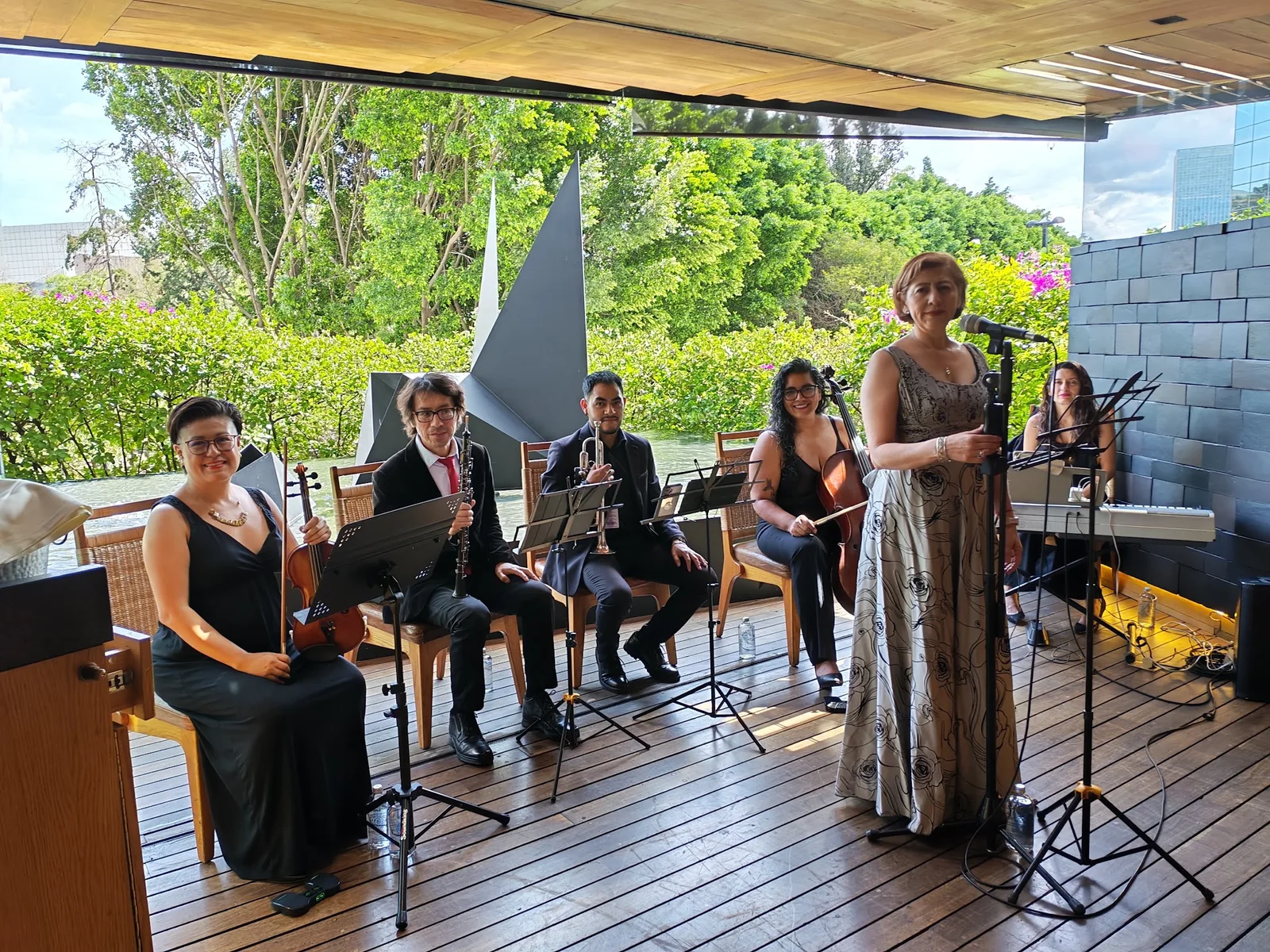 Cantante y músicos durante una recepción en terraza